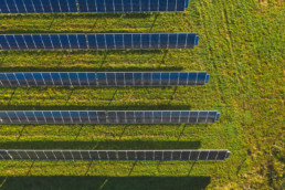 Foto de paneles solares contra la hierba verde